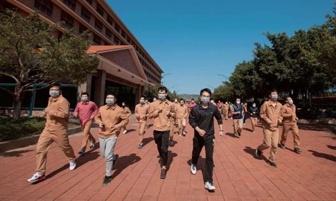 组织“跑在阳光下，，跑进康健里”体育活动